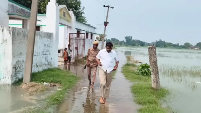 बैरिया: 16 घंटे में सरयू का जलस्तर 3 सेंटीमीटर घटा, फिर भी गोपालनगर दियरांचल में बाढ़ का संकट बरकरार