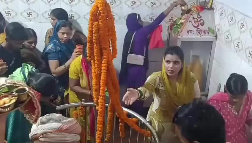 डुमरा: सीतामढ़ी में सावन की आखिरी सोमवारी पर शिवालयों में उमड़ी आस्था की भीड़, भक्तों ने किया जलाभिषेक