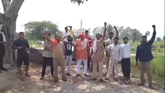 गोवर्धन: सड़क खोदकर खेत में मिलाने पर भड़के ग्रामीणों ने मुर्दाबाद के नारे लगाते हुए जिला प्रशासन पर अनदेखी का आरोप लगाया