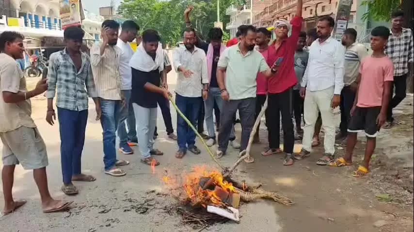 बैरिया: सुरेमनपुर में छात्र नेताओं ने रेल मंत्री और ऊर्जा मंत्री का पुतला फूंका, एक सप्ताह का दिया अल्टीमेटम