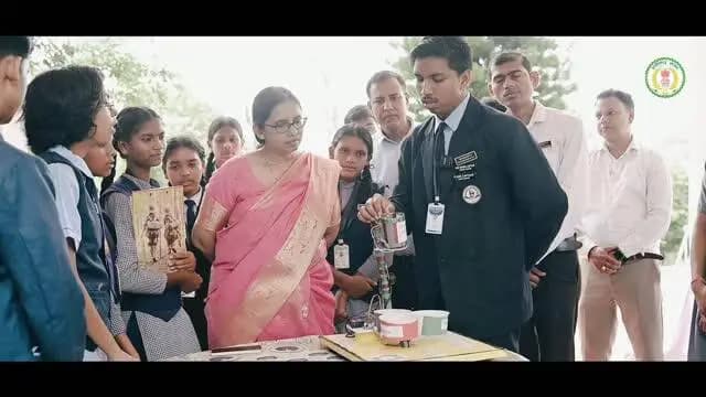 VISIONARY FIFTEEN | सपनों से नेतृत्व की ओर ✨
आकांक्षी विकासखंड कार्यक्रम के अंतर्गत कलेक्टर निवास में ‘कलेक्टर्स-15’ का दूसरा सत्र Visionary Fifteen बच्चों के सपनों, विचारों और रचनात्मकता के नाम रहा। 🌱
झूला, वॉलीबाल और शतरंज से लेकर योग, कविता, पेंटिंग और बांस की कला तक—हर बच्चे ने अपनी प्रतिभा की एक अलग झलक दिखाई। 🌸♟️🎨
बच्चों ने शिक्षा, स्वास्थ्य, खेती और अपने गाँव-समाज को बेहतर बनाने के सुझाव भी खुलकर साझा किए।
बच्चों से कहा—
“उठो, पढ़ो और बढ़ो। सपने बड़े हों, तो मेहनत भी बड़ी हो।” ❤️
हर बच्चे में एक सपना है, और हर सपने में एक बेहतर कोरिया की संभावना।
#VisionaryFifteen #Collectors15 #DreamBig #FutureLeaders #ChildrensCreativity
