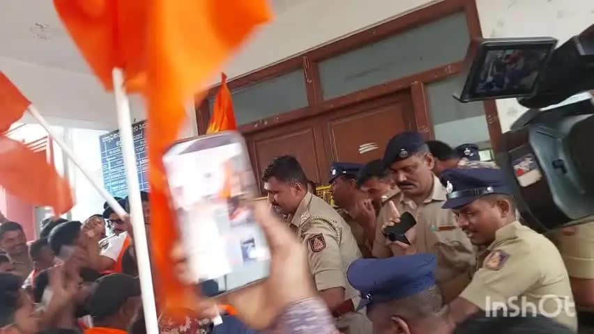 ಶಿವಮೊಗ್ಗ: ನಗರದಲ್ಲಿ ಹಿಂದೂ ಸಂಘಟನೆ ಕಾರ್ಯಕರ್ತರಿಂದ ಡಿಸಿ ಕಚೇರಿಗೆ ಮುತ್ತಿಗೆಗೆ ಯತ್ನ