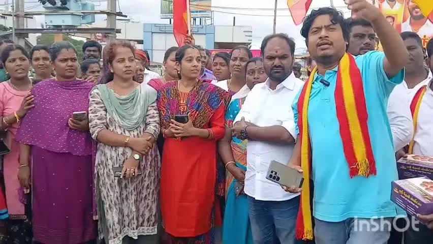 பொள்ளாச்சி: ஆண்டிற்கு 3சிலின்டர் இலவச அறிவிப்பை பொள்ளாச்சியில் த.வெ.கவினர் பட்டாசு வெடித்து இணிப்பு வழங்கி கொண்டாடினர்