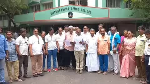 வேலூர்: youtubeர்கள் சவுக்கு சங்கர் கல்யாணராமன் ஆகியோர் மீது நடவடிக்கை எடுக்க கோரி சத்துவாச்சாரி எஸ்பி அலுவலகத்தில் வீ த லீடர்ஸ் அமைப்பினர் மனு