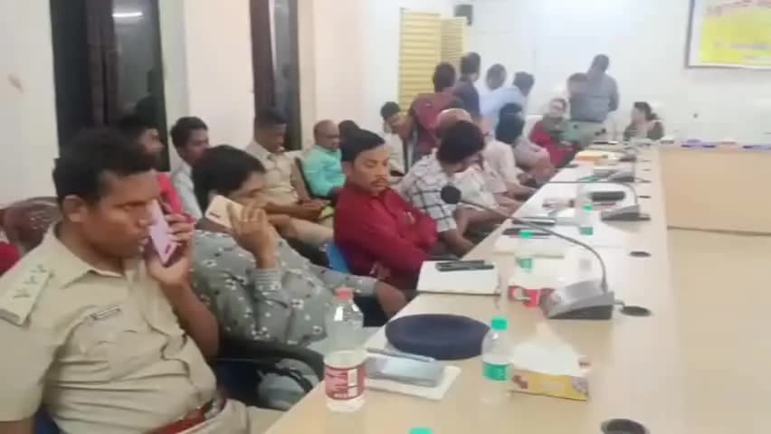 ରାୟଗଡା: ଚନ୍ଦ୍ରପୁର ବ୍ଲକ କାର୍ଯ୍ୟାଳୟ ପରିସରରେ ଜିଲ୍ଲାପାଳଙ୍କ ଯୁଗ୍ମ ଅଭିଯୋଗ ଶୁଣାଣି ଶିବିର ଅନୁଷ୍ଠିତ