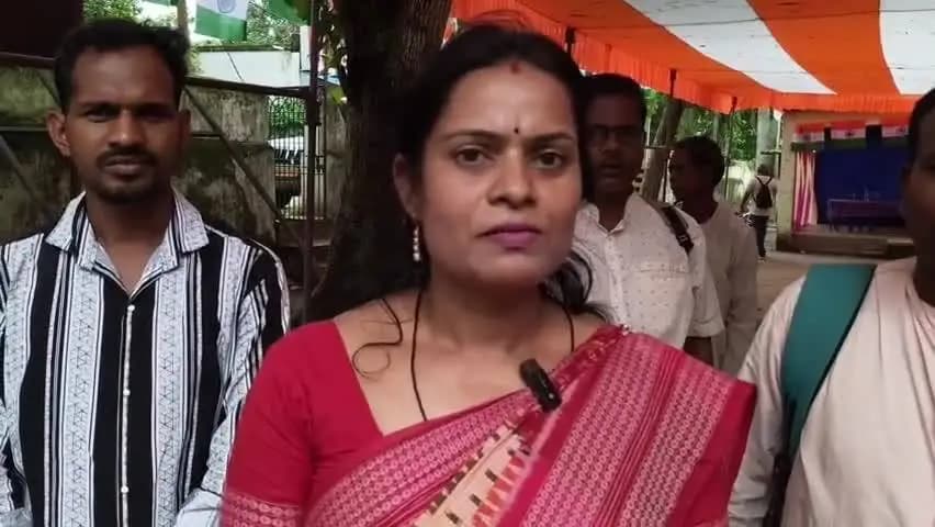 ମୋହନା: ଚାନ୍ଦିପୁଟ ଆଦିବାସୀ ବାଳିକା ବିଦ୍ୟାପୀଠ କୁ ରାସ୍ତା ନାହିଁ, ଜିଲ୍ଲାପାଳ ଙ୍କ ଅଭିଯୋଗ ଶୁଣାଣି ରେ ଅଭିଯୋଗ କଲେ ପ୍ରଧାନ ଶିକ୍ଷୟତ୍ରୀ....