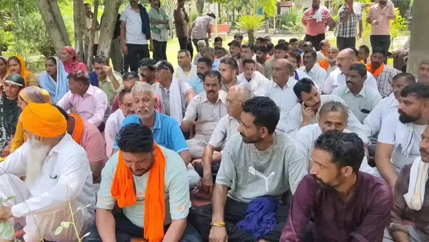 ऊना: बसोली के ग्रामीणों का पीरनिगाह मंदिर अधिकार को लेकर MC पार्क में धरना जारी