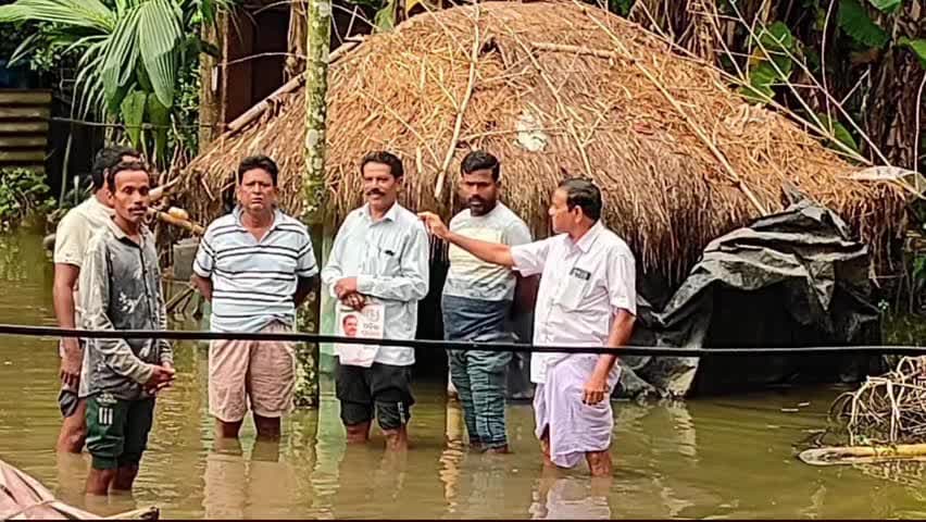 ରେମୁଣା: ପାଣି ଘେରରେ ଖମଟଣା ହରିଜନ ସାହି,କଂଗ୍ରେସ ତରଫରୁ ପଲିଥିନ ବଣ୍ଟନ