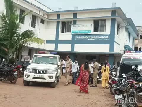 ಹುಮ್ನಾಬಾದ್: ನಗರದ ಕ್ಯೆಗಾರಿಕಾ ಪ್ರದೇಶದಲ್ಲಿನ ಸಾಬೂನು ಕಾರ್ಖಾನೆಯಲ್ಲಿ ಸಂಭವಿಸಿದ ದೂರಂತದಲ್ಲಿ ಕಾರ್ಮಿಕ ಸಾವು ಸ್ಥಳಕ್ಕೆ ಪೊಲೀಸರ ಭೇಟಿ ಪರಿಶೀಲನೆ