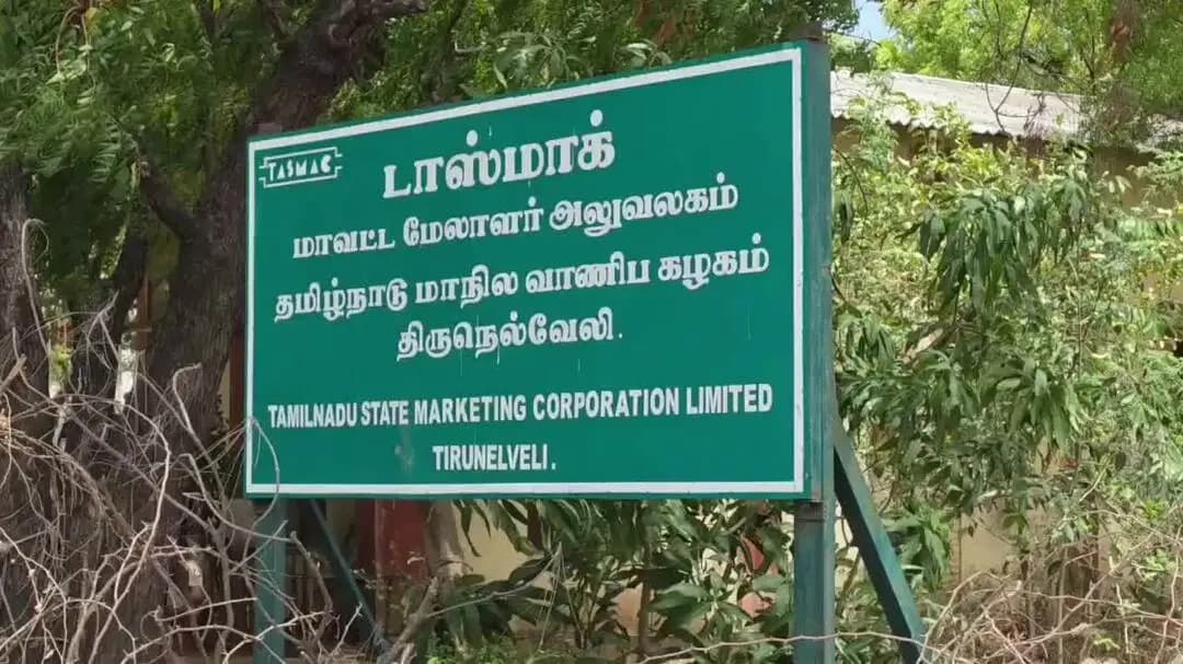 பாளையங்கோட்டை: டாஸ்மாக் கடைகளை அடைத்து போராட்டத்தில் ஈடுபட்ட டாஸ்மாக் ஊழியர்கள். முன்னீர் பள்ளம் மாவட்ட மேலாளர் அலுவலகத்தில் பேச்சுவார்த்தை.