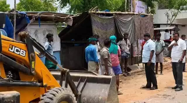 கீழ்வேளூர்: வேளாங்கண்ணி பேரூராட்சி ஆண்டு திருவிழாவை முன்னிட்டு செபஸ்தியார் நகர் பகுதியில் புதிய தார் சாலை அமைக்க சுத்தம் செய்யும் பணி பேரூராட்சி துணைத் தலைவர் ஆய்