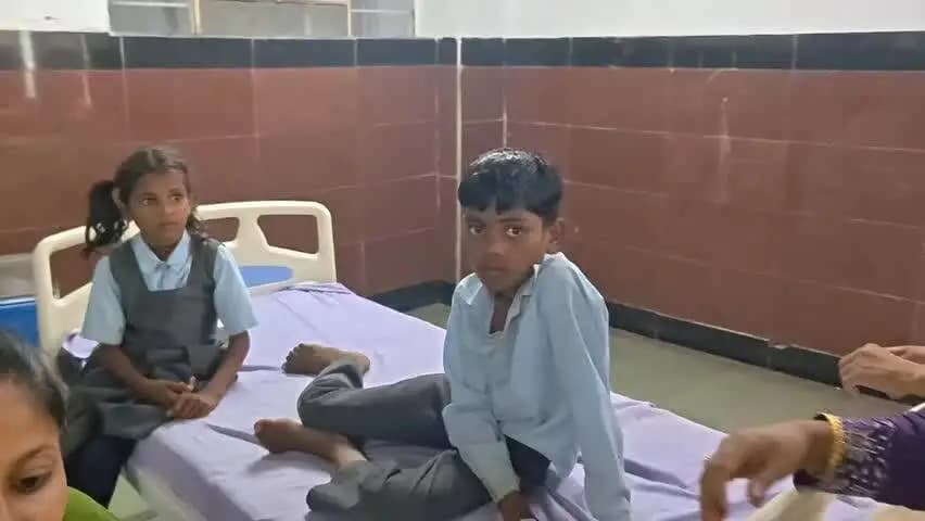 लाडपुरा: कोटा में मिड-डे मील का ‘खेल’, खाना खाते ही 25 बच्चे बीमार, उल्टी-दस्त से मचा हड़कंप, सड़े कद्दू की आशंका, जांच जारी