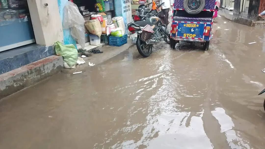सहसबा ना मंडी में हल्की-फुल्की बारिश होने के कारण लोगों को काफी बड़ी समस्या का सामना करना पड़ा नगर पालिका Eoद्वारा इधर