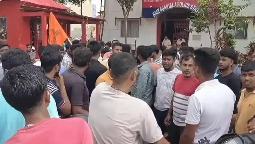 মোহনপুর: ট্রাফিক পুলিশের ইন্সপেক্টর মুক্তা ঘোষের বিরুদ্ধে অতিরিক্ত জরিমানা আদায়ের অভিযোগ তুলে ক্ষোভ প্রকাশ করেন টমটম চালকরা