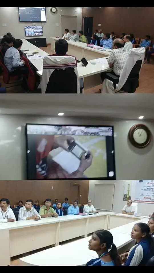 📚 बेहतर शिक्षा, बेहतर भविष्य!मुख्यमंत्री आवास से आयोजित राज्यस्तरीय समीक्षा बैठक में जिलाधिकारी श्री रोशन कुशवाहा ने समस्तीपुर से VC के माध्यम से भाग लिया। इस दौरान शिक्षा विभाग के पदाधिकारी एवं मॉडल स्कूल की छात्राओं ने भी संवाद में हिस्सा लेकर अपने विद्यालय की पढ़ाई एवं सुविधाओं से जुड़ी बातें साझा कीं।
(1/2)
.......THE END.......
#highlightseveryone
Information & Public Relations Department, Government of Bihar