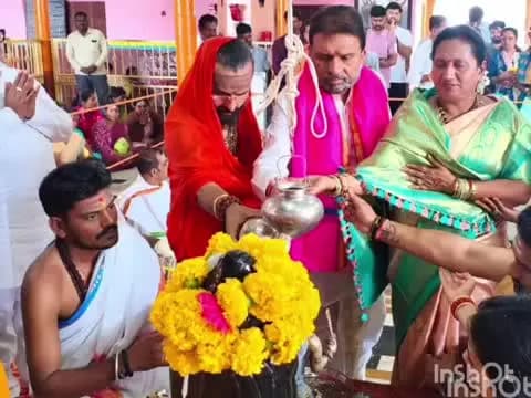 ಹುಮ್ನಾಬಾದ್: ನಗರದ ವೀರಭದ್ರೇಶ್ವರ ದೇವಸ್ಥಾನದಲ್ಲಿ ಶ್ರಾವಣದ ನಿಮಿತ್ತ ಲೋಕಕಲ್ಯಾಣಾರ್ಥ ಮಾಜಿ ಸಚಿವ ರಾಜಶೇಖರ ಪಾಟೀಲ ಪರಿವಾರದಿಂದ ಮಹಾರುದ್ರಾಭಿಷೇಕ