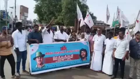 திருப்பூர் தெற்கு: ஊத்துக்குளி பேருந்து நிறுத்தத்தில் தனியார் பேருந்துகளை சிறை பிடித்து வாலிபர் சங்கத்தினர் போராட்டம்