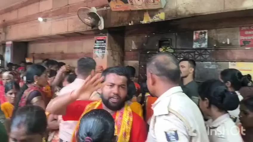 मखदुमपुर: सावन के अंतिम सोमवारी पर बाबा सिद्धनाथ मंदिर में उमड़ी भीड़ ,1:00 बजे तक श्रद्धालुओं की देखी गई लंबी कतार