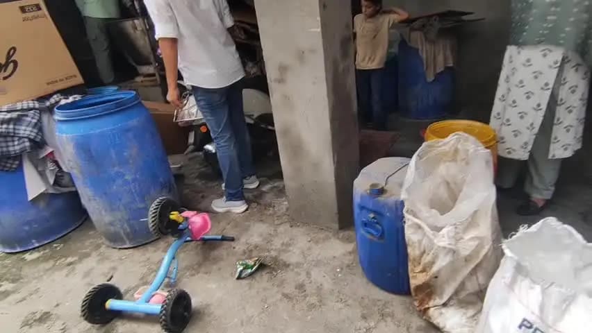 बुढ़ाना: कस्बे के करबला रोड़ पर अकबर चीलिग सेंटर पर खाद्य विभाग की छापेमारी से हड़कंप, टीम ने दूध, घी आदि के सैंपल लिए