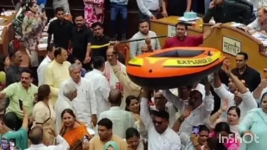 करावल नगर: *नई दिल्ली: निगम सदन में नाव लेकर पहुंचे AAP पार्षद, जलभराव पर किया अनोखा विरोध*
नई दिल्ली। नगर निगम सदन की बैठक में सो