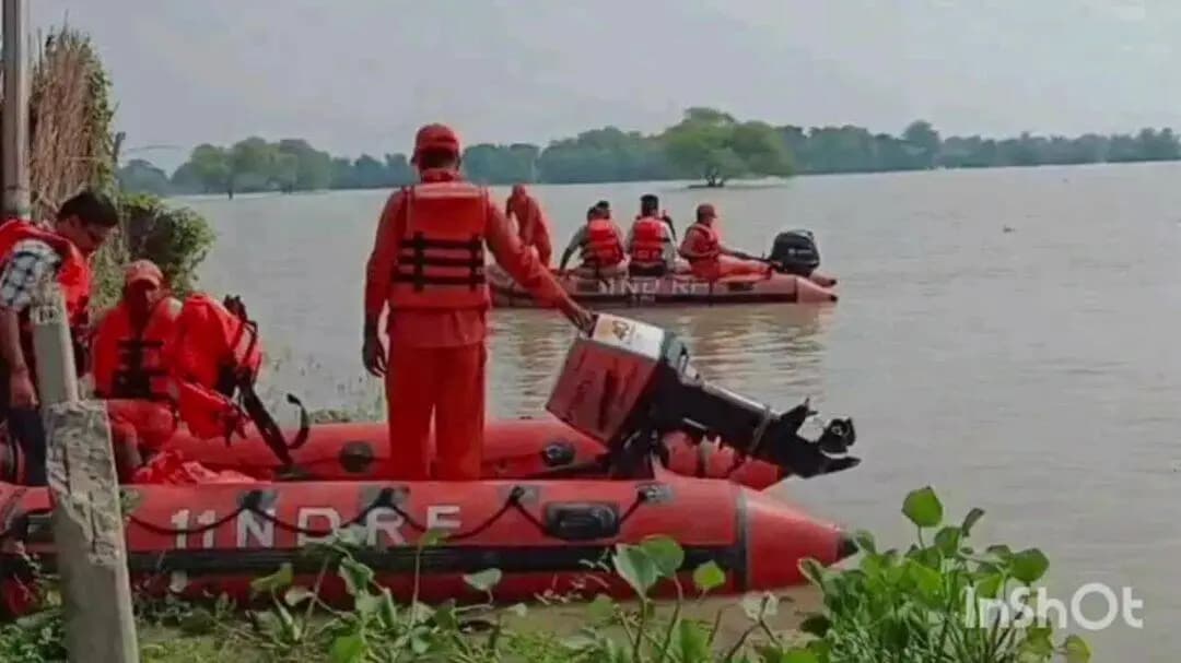 बलिया: भोजपुरवा में सरयू की बाढ़ में फंसे करीब 60 परिवारों का किया गया रेस्क्यू