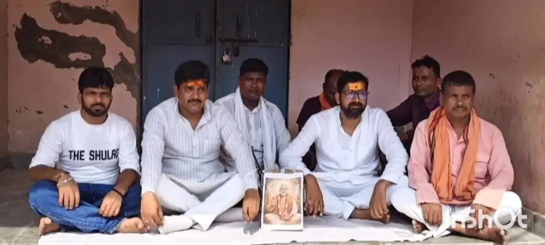 बलिया: जिला अस्पताल में खराब पड़े डीप फ्रीजर को लेकर अनोखा प्रदर्शन, मोदी की तस्वीर के सामने किया जाप