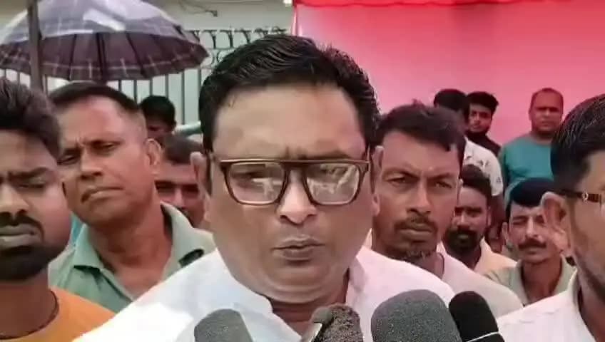 মোহনপুর: ত্রিপুরা ই-রিক্সা শ্রমিক সমিতি
রাজ্যের সকল ব্যাটারী পরিচালিত ই রিক্সার ভবিষ্যৎ সুরক্ষিত করতে গনঅবস্থান