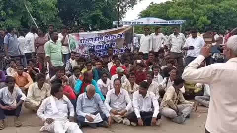 कराहल: छात्राओं से कथित छेड़छाड़ के विरोध में आदिवासी समाज ने किया चक्काजाम