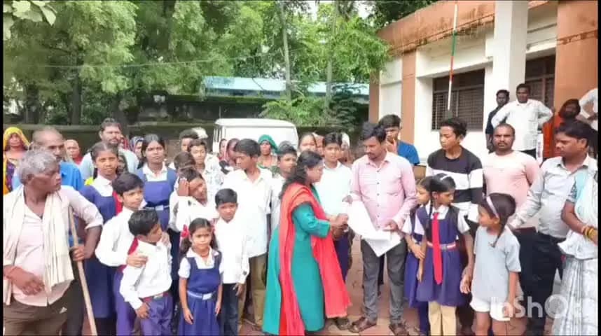 पाटन: ग्राम कुसली के छात्रों ओर कॉलोनी वासियों ने रोड की मांग को लेकर तहसीलदार को सौंपा ज्ञापन,