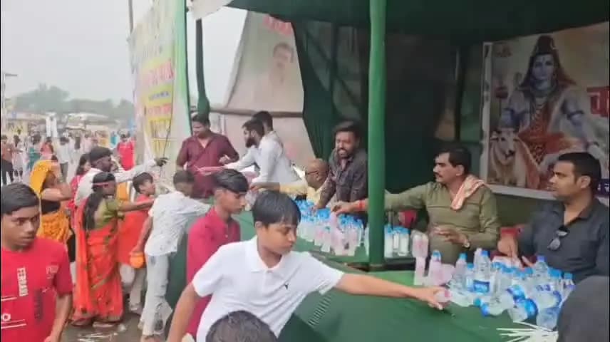 कोडरमा: राजद नेता सुभाष प्रसाद यादव के नेतृत्व में राजद का सेवा शिविर, श्रद्धालुओं को बांटा शरबत, पानी और जूस