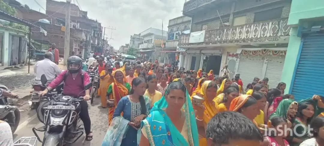 सतगावां: सतगावां में सावन की अंतिम सोमवारी पर भव्य कांवर यात्रा निकली, बोल बम के जयकारों से गूंजा क्षेत्र