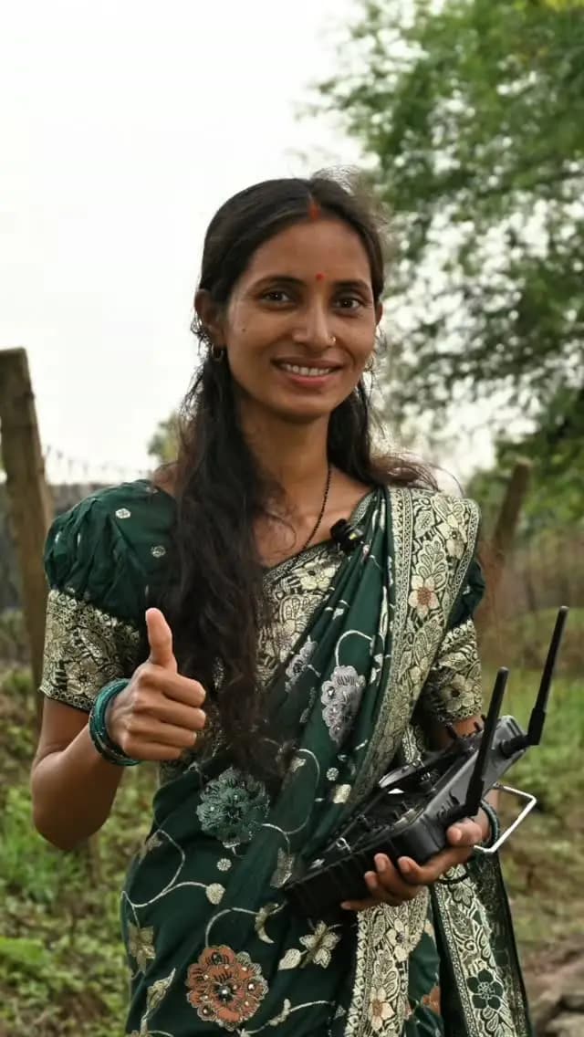 ड्रोन की उड़ान, आत्मनिर्भरता की नई पहचान।
नमो ड्रोन दीदी योजना से छत्तीसगढ़ की महिलाएं सीख रहीं ड्रोन संचालन का हुनर और बढ़ा रहीं सशक्तीकरण की उड़ान।
#नमो_ड्रोन_दीदी
#महिला_सशक्तिकरण
#हमर_विष्णु_भैया
#DroneDidi
#SushasanSarkar