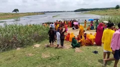 मरकच्चो: प्रखंड के ग्राम बीचरिया और तिलैया के लोगों ने श्रावण माह के अंतिम सोमवार, सुबह 11 बजे, कांवर यात्रा निकाली