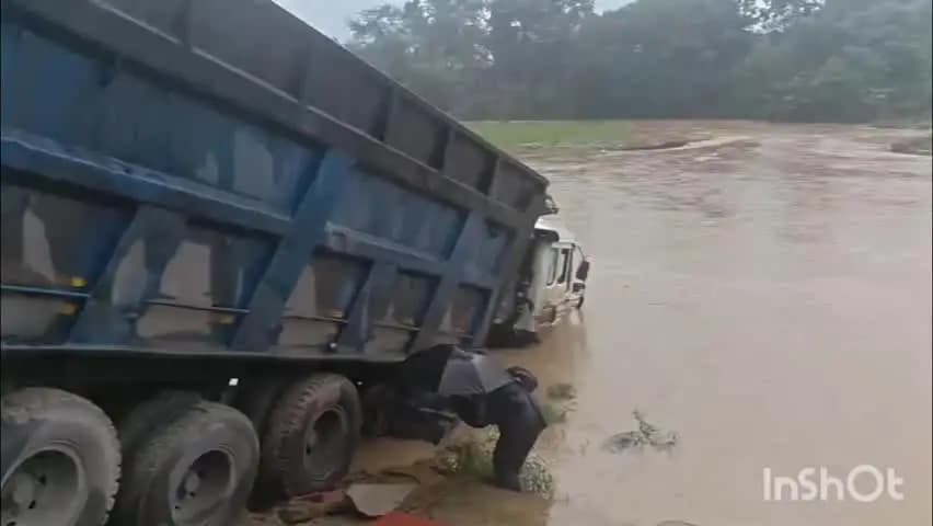 कोरबा: बालको के छठ घाट में अनियंत्रित ट्रेलर नाले में जा घुसा, बारिश के कारण रेस्क्यू में आई परेशानी
