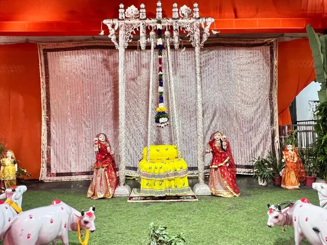 श्रीनाथजी में पवित्रा एकादशी उत्सव, प्रभु को धराए गए 360 तारों के रेशमी पवित्रा ।
पुष्टिमार्गीया प्रधान पीठ नाथद्वारा स्थित श्रीनाथजी की हवेली में सोमवार, श्रावण शुक्ल द्वादशी के पावन अवसर पर पवित्रा एकादशी का पावन उत्सव अत्यंत श्रद्धा एवं उल्लास के साथ मनाया गया।
इस अवसर पर प्रभु श्रीनाथजी को प्रातः श्रृंगार के दर्शनों में 360 तारों के सूत के विशेष पवित्रा, सादे व फोंदनेदार रेशमी पवित्रा तथा सुनहरी-रुपहली तारों से निर्मित विविध सुंदर पवित्रा धराए गए। इस दौरान पूरे मंदिर परिसर में उत्सव का माहौल रहा।
उत्सव के भाव से प्रातःकाल मंदिर के सभी मुख्य द्वारों की देहरी को हल्दी से लीपा गया तथा आशापाल व सूत की डोरी की वंदनमाल बांधी गई। दिनभर झारीजी में यमुनाजल भरा गया एवं चारों समां आरती थाली में उतारी गई। मंगला दर्शन के पश्चात प्रभु को चंदन, आंवला और सुगंधित तेल फुलेल से अभ्यंग कराया गया। प्रभु को सफेद मलमल का केसरिया कोर का पिछोड़ा एवं मस्तक पर तीन मोरपंख की चंद्रिका की जोड़ से सुसज्जित श्वेत कुल्हे का श्रृंगार धराया गया।
पवित्रा धराए जाने के उपरांत प्रभु को उत्सव का विशेष भोग आरोगाया गया। गोपीवल्लभ भोग में मनमनोहर (केसर-इलायची बूंदी), मेवाबाटी, केसर युक्त बासोंदी तथा मावे के पेड़ा-बरफी अर्पित किए गए। आज के दिन विशेष रूप से सभी सात गृहों से पधारी मिश्री भी प्रभु को आरोगाई गई। राजभोग में दाख का रायता और मीठी सेव का भोग लगा।
आज ही के दिन विक्रम संवत 2023 (वर्ष 1966) में नित्यलीलास्थ गोस्वामी तिलकायत श्री गोविंदलालजी महाराज ने सात स्वरूपों को पधराकर पवित्रा धराए थे। मंदिर में आज इस ऐतिहासिक उत्सव को भी स्मृत कर हर्षोल्लास के साथ मनाया गया।
पुष्टिप्रभु के चरणों में पवित्रा समर्पण: श्री विशाल बावा ।
युवाचार्य गोस्वामी 105 श्री विशाल बावा साहब ने समस्त पुष्टि सृष्टि को पवित्र एकादशी की बधाई व आशीर्वाद देते हुए इस उत्सव के भाव को विस्तृत रूप से प्रस्तुत किया। उन्होंने बताया कि श्री गोपीनाथप्रभुचरण के अनुसार पवित्रा वैष्णवों द्वारा वर्षभर की गई मानसी सेवा का प्रतीक है। 360 सूत के तार वर्ष के 360 दिनों का प्रतिनिधित्व करते हैं, जो प्रभु की पूर्ण कृपा और सेवाफल प्रदान करते हैं।
शास्त्रों में पवित्रा बनाने के अनेक विधान और मत बताए गए हैं। 360 तारों का पवित्रा उत्तम, 270 तारों का मध्यम और 180 तारों का कनिष्ठ माना गया है। इसी प्रकार कुछ आचार्यों के अनुसार इसमें लगाई जाने वाली ग्रंथियाँ (गाँठें) क्रम से 24 (उत्तम), 12 (मध्यम) और 8 (कनिष्ठ)
