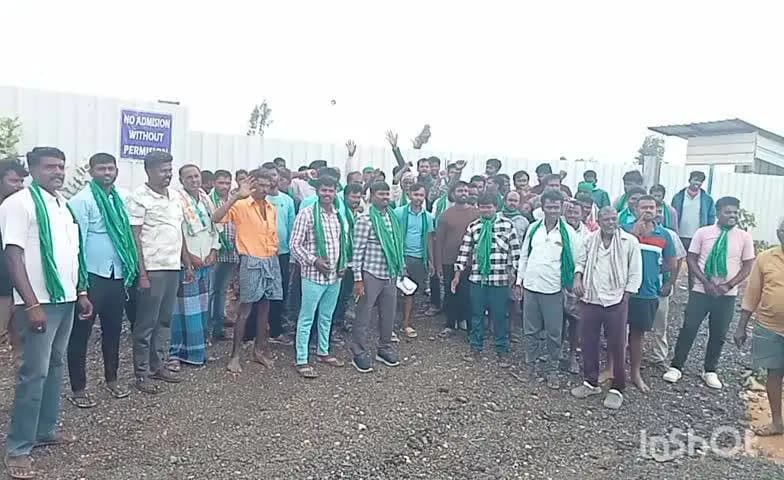 ಕೋಲಾರ: ಗೋಮಾಳ ಜಮೀನಿನಲ್ಲಿ ನಿಯಮ ಉಲ್ಲಂಘಿಸಿ ಸೀತಿ ಗ್ರಾಮದಲ್ಲಿ ಕ್ರಷರ್ ಸ್ಥಾಪನೆ: ಜಾನುವಾರುಗಳೊಂದಿಗೆ ಗ್ರಾಮಸ್ಥರಿಂದ ಅನಿರ್ದಿಷ್ಟಾವಧಿ ಧರಣಿ