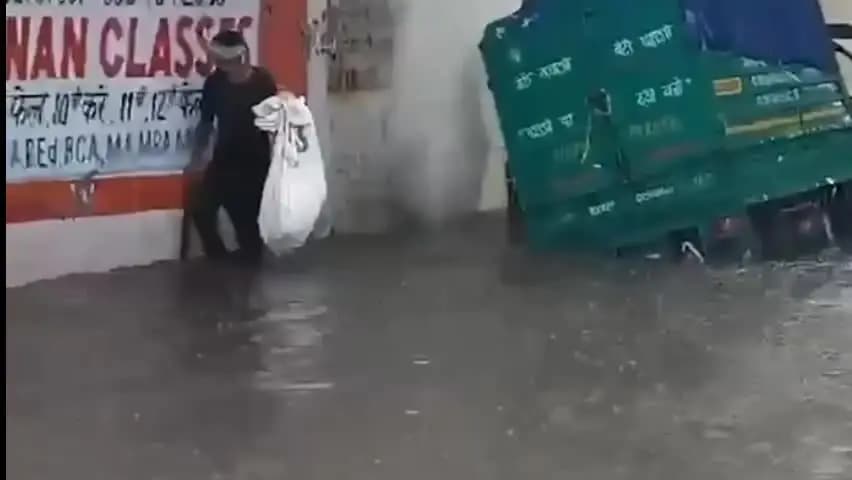 जखीरा अंडरपास फिर बना तालाब, दिल्ली सरकार के दावे हुए फेल
