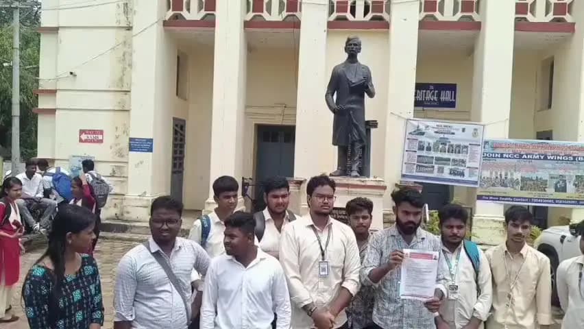ବାଲେଶ୍ବର ସଦର: ଫକୀରମୋହନ ମହାବିଦ୍ୟାଳୟରେ ଅଖିଳ ଭାରତୀୟ ବିଦ୍ୟାର୍ଥୀ ପରିଷଦର ମୁଖ୍ୟମନ୍ତ୍ରୀଙ୍କ ଉଦ୍ଦେଶ୍ୟରେ ମହାବିଦ୍ୟାଳୟ ଅଧ୍ୟକ୍ଷକଙ୍କୁ ଦାବିପତ୍ର ପ୍ରଦାନ