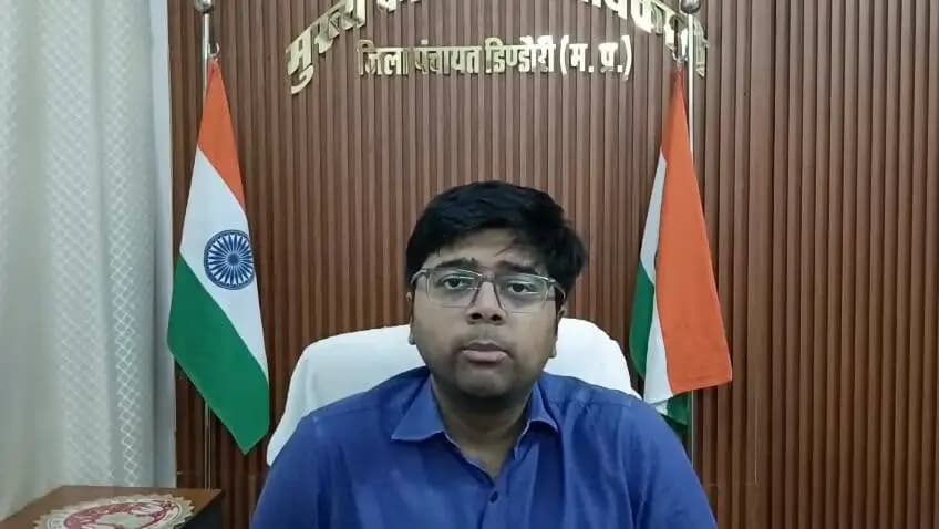 *मुख्यमंत्री जनविश्वास अभियान के तहत डिंडौरी और मेहंदवानी में कुल 428 सड़कों का सर्वे कराया गया है। चिन्हित सड़कों को विभिन्न योजनाओं एवं उपलब्ध मदों से स्वीकृत कराने की प्रक्रिया जारी है, जबकि शाहपुर की मुख्य सड़क को मुख्यमंत्री अधोसंरचना विकास योजना में शामिल किया गया है। जिला पंचायत सीईओ ने बताया कि अगले एक माह में सभी चिन्हित सड़कों की स्वीकृति प्रक्रिया पूर्ण करने का लक्ष्य है और नागरिकों से इस कार्य में सहयोग की अपील की है।*
#collectordindori #jansampark #Dindori #Mehandwani #ChiefMinisterJanVishwasAbhiyan #RoadDevelopment #RoadSurvey #InfrastructureDevelopment #MadhyaPradesh #MPGovernment #DistrictAdministration #PublicWelfare #RuralDevelopment #RoadConnectivity #Infrastructure #Development #Shahpur #MadhyaPradeshGovernment