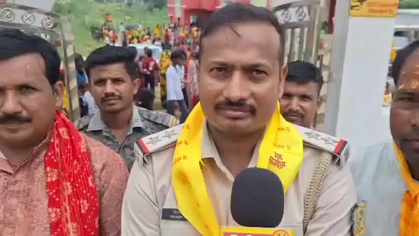 जयनगर: जयनगर थाना प्रभारी विकास कुमार ने सावन के अंतिम सोमवारी पर लोगों को दी बधाई।
कहां पुलिस प्रशासन त्योहार को सफल बनाने में