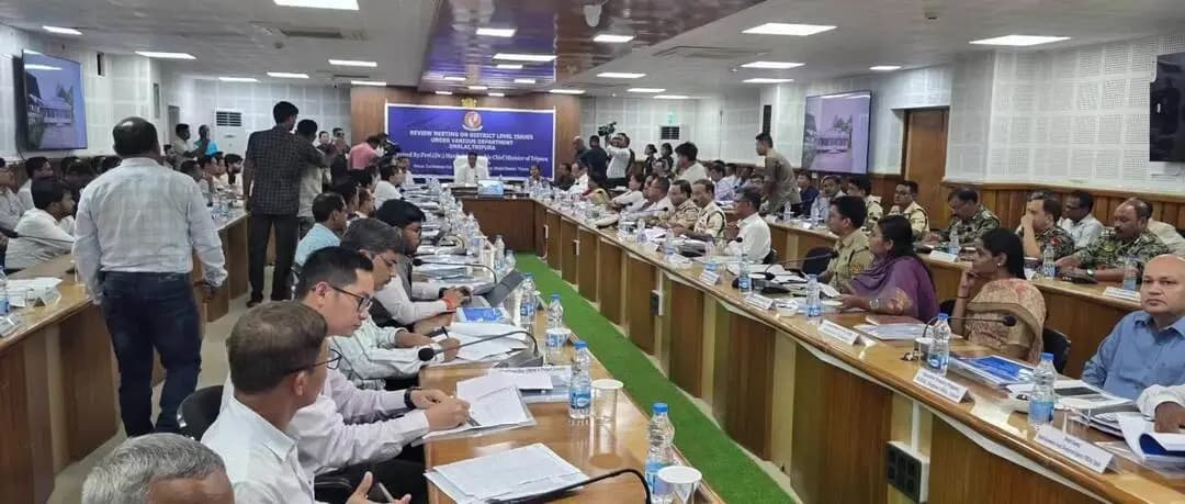 আমবাসা: আমবাসা জেলাশাসকের কনফারেন্স হলে মুখ্যমন্ত্রীর পৌরহিত্যে জেলার উন্নয়ন নিয়ে রিভিউ মিটিং অনুষ্ঠিত হয়