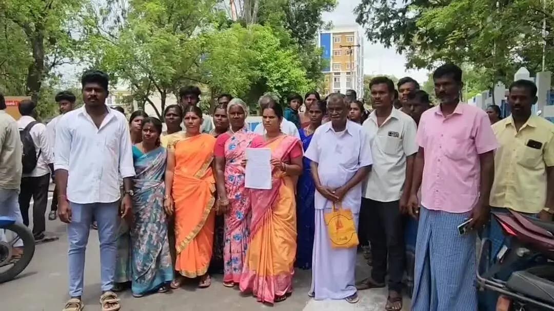 தருமபுரி: பொது வழிநடை பாதை ஆக்கிரமிப்பை அகற்றி பழைய வழித்தடத்தை மீட்டுத்தர வேண்டும் –கிராமமக்கள் மாவட்ட ஆட்சியரிடம் மனு