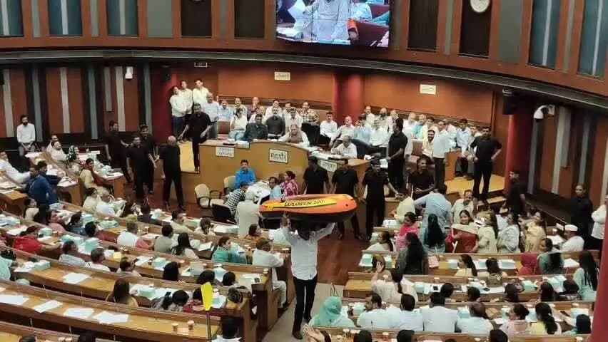 यमुना विहार: MCD सदन में AAP पार्षदों ने जलभराव-कूड़े के मुद्दे पर नाव के साथ किया जोरदार हंगामा