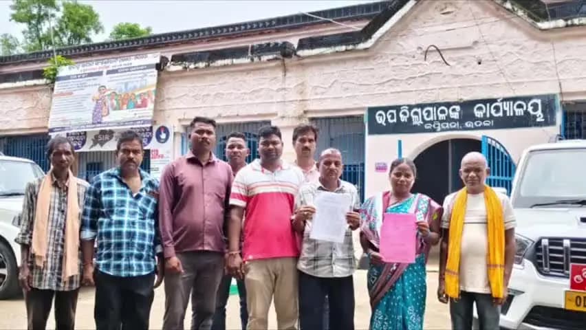 ଉଦଳା: ଅତିରିକ୍ତ ସହାୟତା ରାଶିରୁ ବଞ୍ଚିତ ମୟୂରଭଞ୍ଜର ପଞ୍ଚାୟତ ପିଅନ; ଉଦଳା ଠାରେ ଜିଲ୍ଲାପାଳଙ୍କ ଦ୍ୱାରସ୍ଥ ହେଲେ କର୍ମଚାରୀ