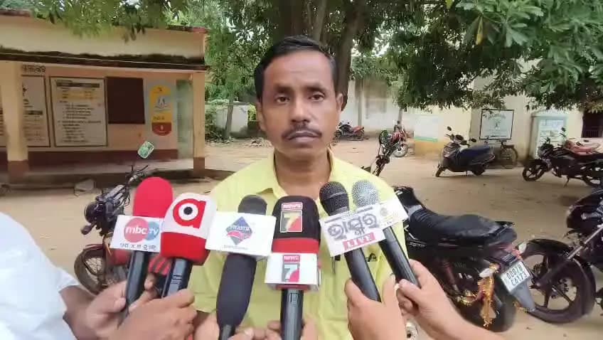 ଖଲ୍ଲିକୋଟ୍: ଡିମିରିଆ ପଞ୍ଚାୟତରେ ନିଶା ବ୍ଯବସାୟରୁ ଲୋକଙ୍କୁ ବିମୁଖ କରାଇ ସେମାନଙ୍କୁ ଥଇଥାନ କରାଯିବ, ପ୍ରତିକ୍ରିୟା ରଖିଲେ ଖଲ୍ଲିକୋଟ ବିଡିଓ
