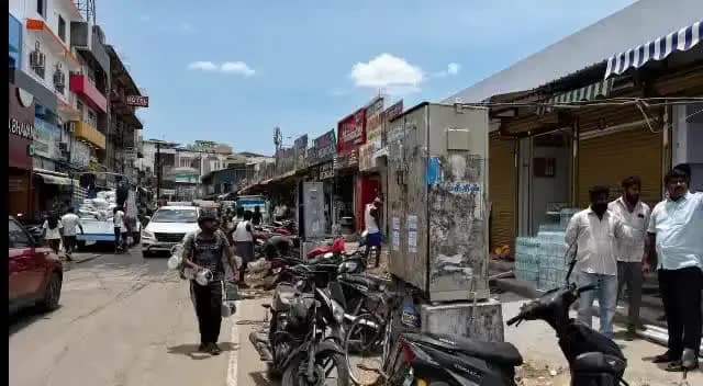 கீழ்வேளூர்: வேளாங்கண்ணி பேராலய ஆண்டு திருவிழாவை முன்னிட்டு மெயின் ரோடு விரிவாக்கத்தில் போக்குவரத்துக்கு இடைவெளியாக இருந்த மின் பெட்டி மாற்றி அமைக்கப்பட்டது