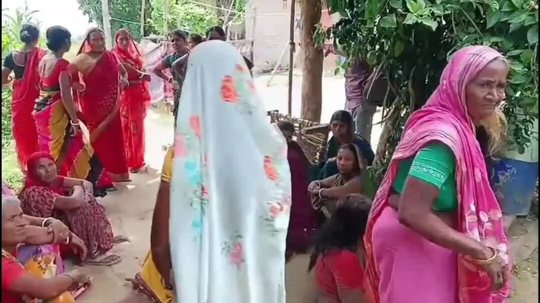 जमुई: देवाचक के पास चलती ट्रेन से गिरकर भाई-बहन की हुई दर्दनाक मौत, परिजनों का रो-रो कर हुआ बुरा हाल, जांच में जुटी रेल पुलिस