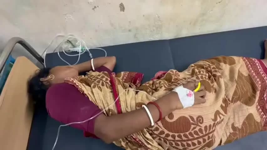 গোসাবা: ফোনে স্বামীর সাথে ঝগড়া করে বিষ খেয়ে আত্মহত্যার চেষ্টা পালপুরের গৃহবধূকে ভর্তি করা হলো হাসপতালে