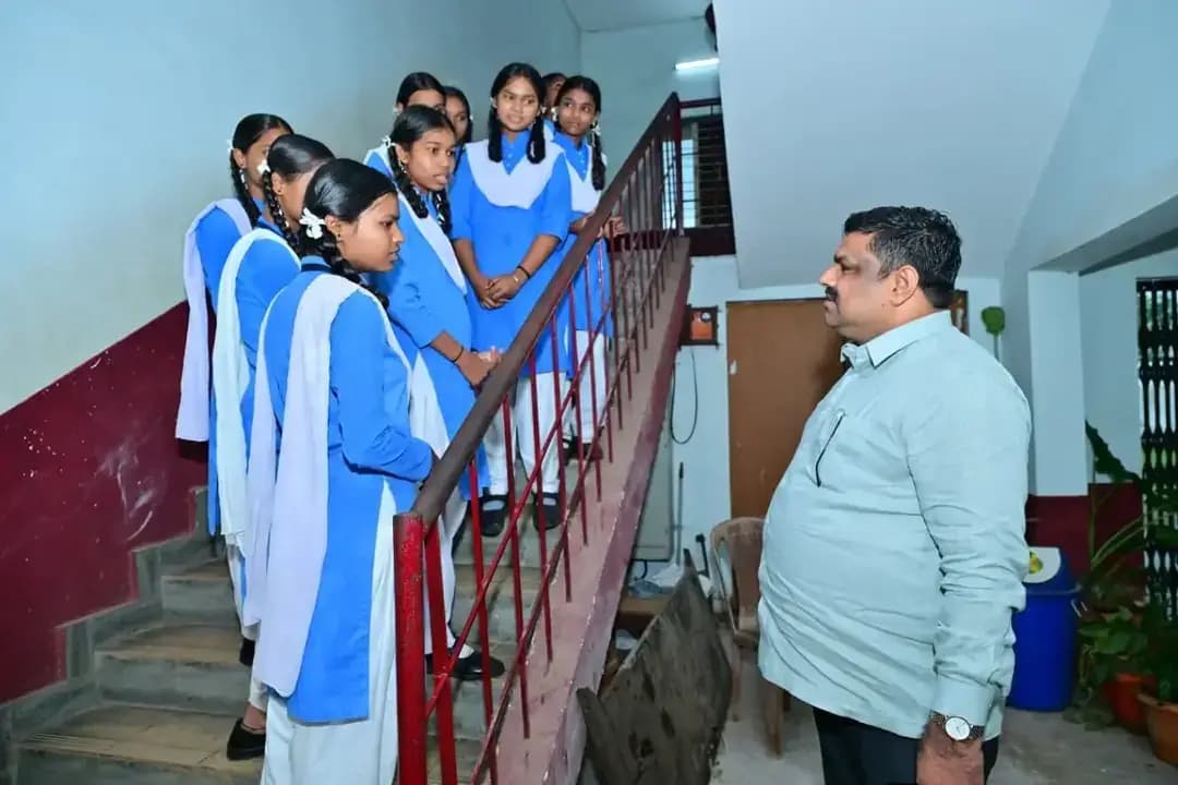 शिक्षा मंत्री श्री गजेंद्र यादव ने आज पाटन ब्लॉक के तर्रीघाट स्थित हाई एवं हायर सेकेंडरी स्कूल का औचक निरीक्षण कर शैक्षणिक व्यवस्थाओं का जायजा लिया।
इस दौरान उन्होंने विद्यार्थियों से आत्मीय संवाद करते हुए शिक्षण व्यवस्था, स्मार्ट क्लास, कक्षाओं की स्थिति एवं पाठ्यक्रम की जानकारी ली। साथ ही विद्यार्थियों की आवश्यकताओं और विद्यालय में उपलब्ध सुविधाओं के संबंध में भी जानकारी प्राप्त की।
उन्होंने कहा कि मुख्यमंत्री श्री विष्णुदेव साय जी के नेतृत्व एवं मार्गदर्शन में हमारी सरकार शिक्षा के क्षेत्र में निरंतर सुधार और नवाचार के लिए प्रतिबद्ध है। गुणवत्तापूर्ण शिक्षा के साथ विद्यार्थियों को आधुनिक संसाधन एवं बेहतर शैक्षणिक वातावरण उपलब्ध कराना हमारी सर्वोच्च प्राथमिकता है।
विद्यालयों की व्यवस्थाओं को और अधिक सुदृढ़ करते हुए हर विद्यार्थी के उज्ज्वल भविष्य के लिए निरंतर प्रयास किए जा रहे हैं।