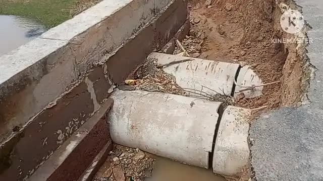 খোয়াই: হজরাই বাজার থেকে বটছড়া যাওয়ার গুরুত্বপূর্ণ সড়ক ভেঙ্গে চৌররচির কালভার্ট, বড় দুর্ঘটনার আশঙ্কা স্থানীয়দের
